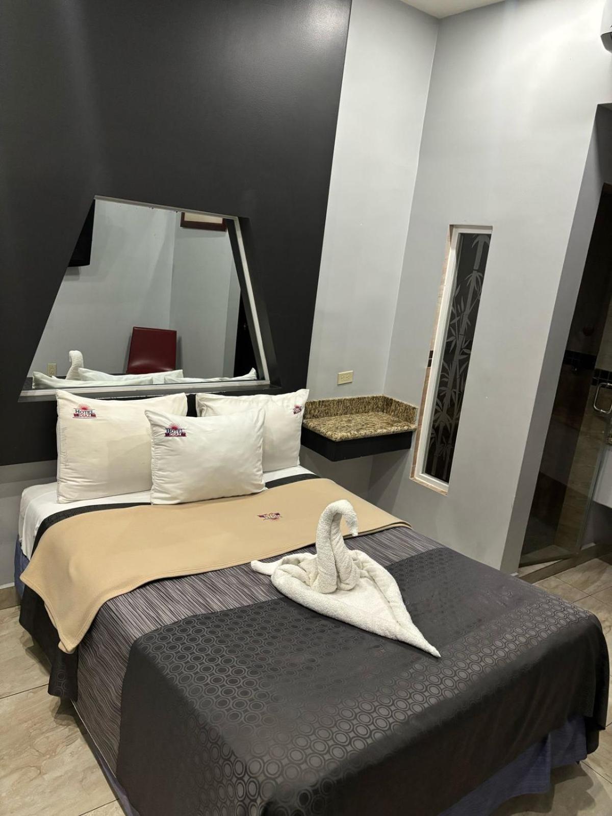 Hotel Diaz Tijuana Buitenkant foto